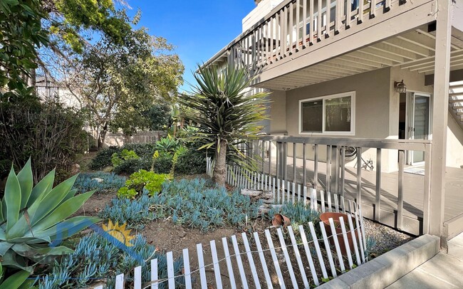 Building Photo - 2 Bedroom/1 Bathroom Coastal Leucadia Duplex!