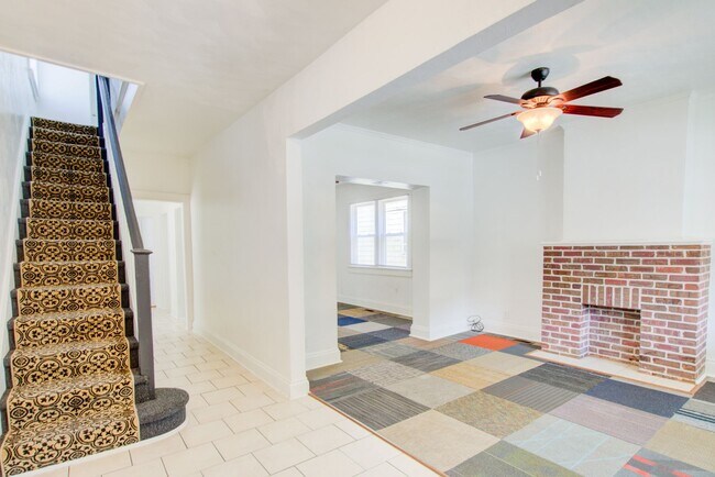 Building Photo - 6 Bed, 1.5 Bath Home in Granby School Dist...