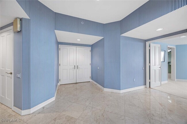 Building Photo - 8171 Bay Colony Dr