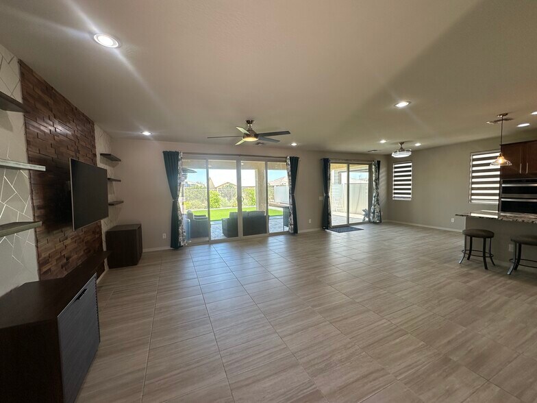Building Photo - 2518 E Novak Way