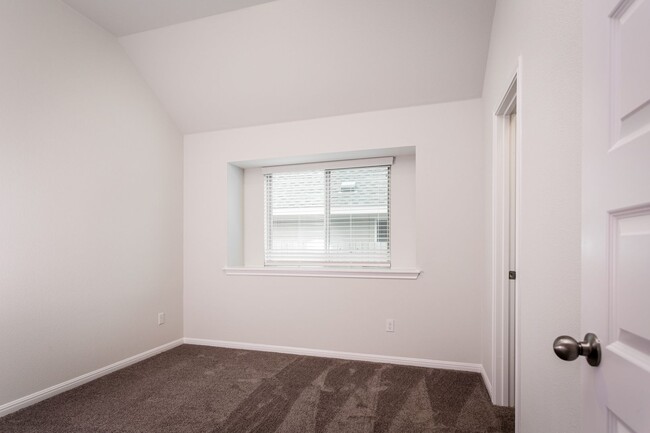 Building Photo - Modern 3 bed 2 bath home!