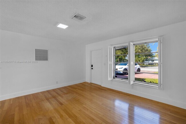 Building Photo - 2020 NW 33rd Ct