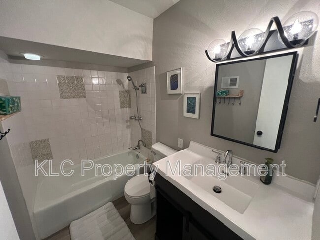 Building Photo - 3805 Maquoketa Dr