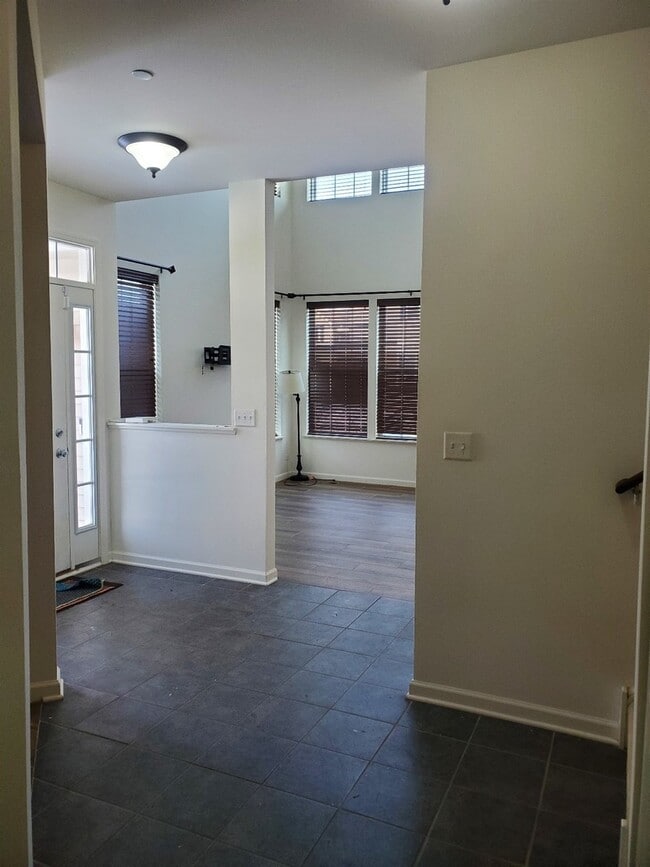 Building Photo - 10070 Cummings St