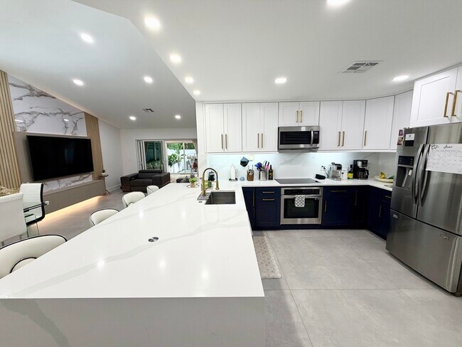 Building Photo - 4929 W Lakes Dr