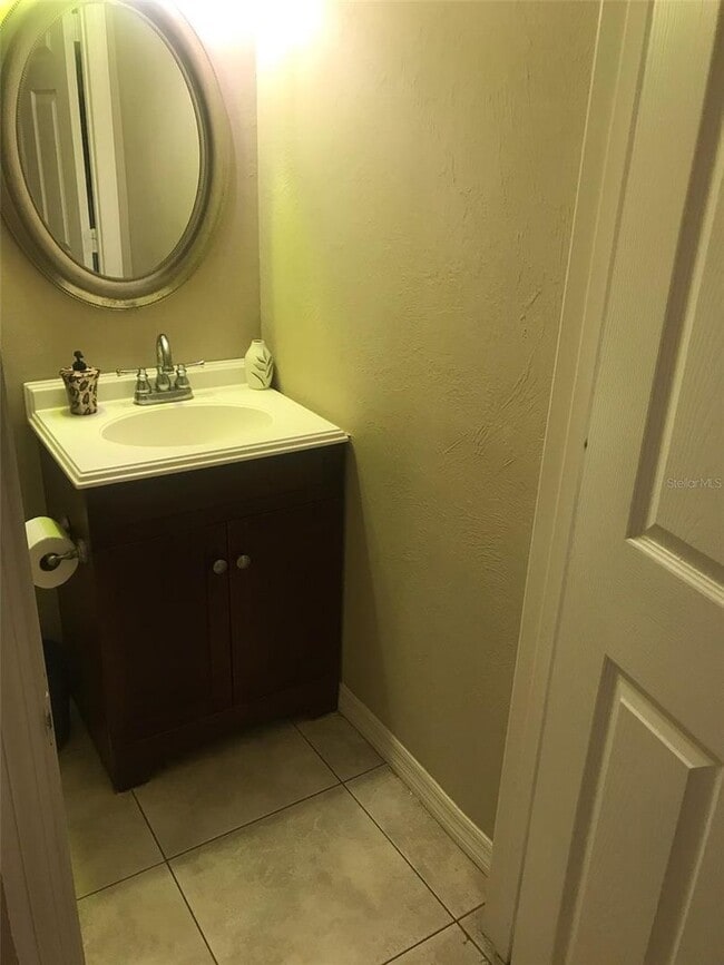 Building Photo - Cozy 4 bedroom end unit | Pet friendly!! | Central Sarasota near downtown and beaches