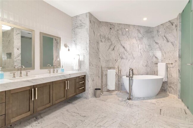 Building Photo - 2912 W Santiago St