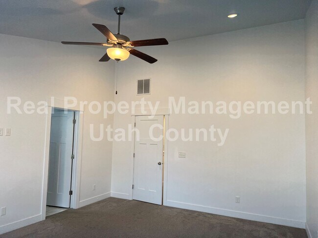 Building Photo - New Lower Price! Cute townhome in Highland