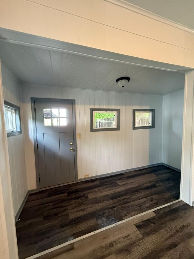 Building Photo - Nicely updated and spacious 3 bedroom hous...
