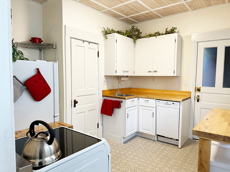 Building Photo - 909 E 5th St