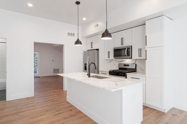 Building Photo - 506 Foreland St