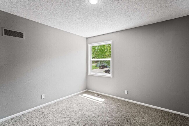 Building Photo - Spacious and updated townhome in Olathe!  1st month is Free!*