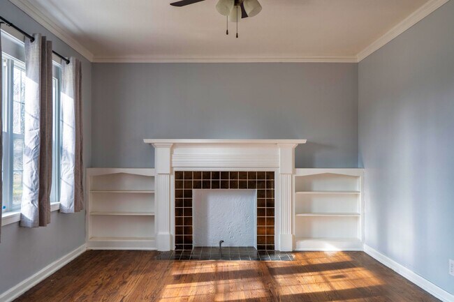 Building Photo - Adorable move in ready bungalow.