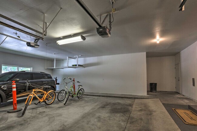 Building Photo - 930 Canyon Ave