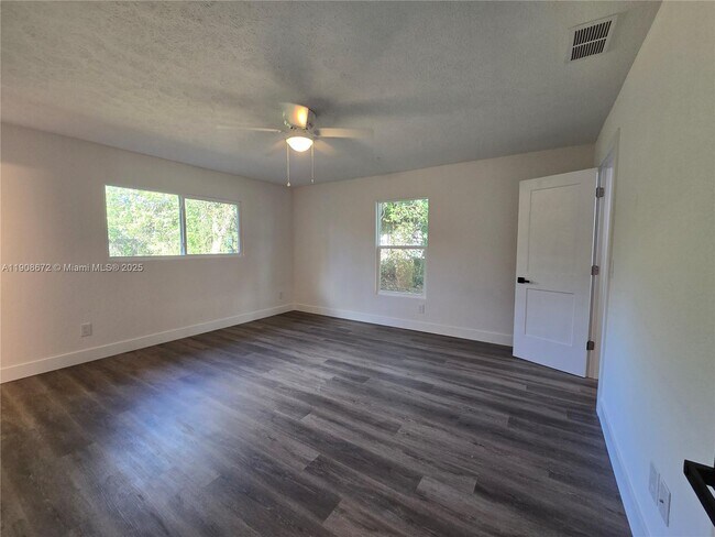 Building Photo - 541 SE Penn Ave