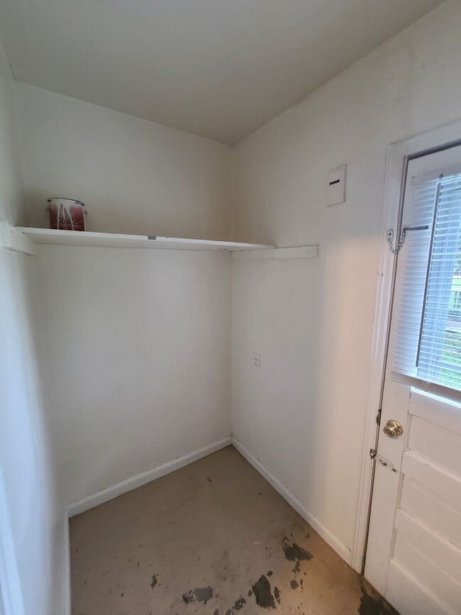 Building Photo - 2 Bedroom Single Family Home Pet Friendly