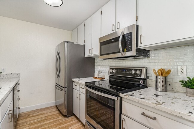 Building Photo - Updated Bellevue Condo in Racquet Club — P...
