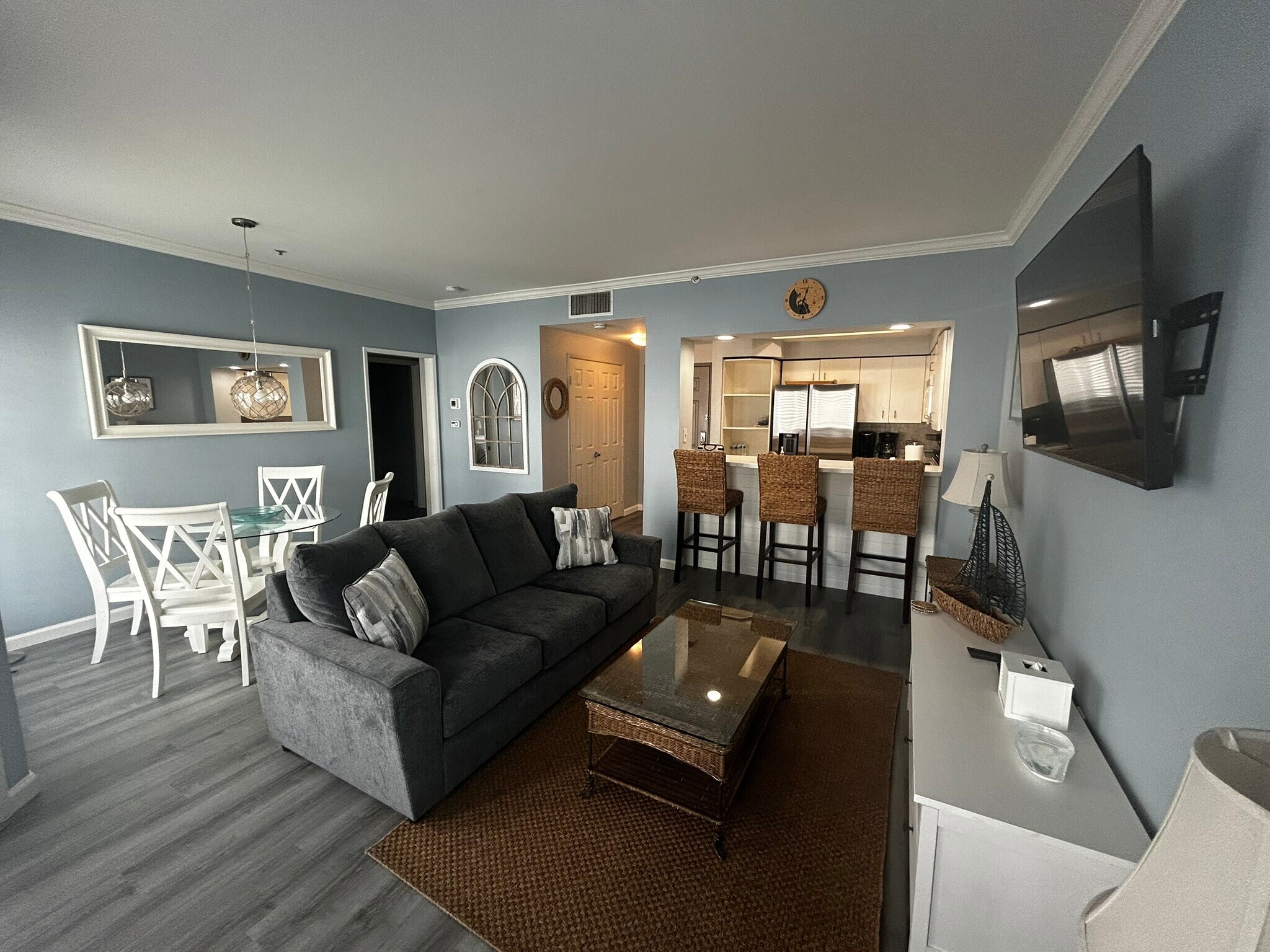 Living Room/Dining Area - 655 Columbia St