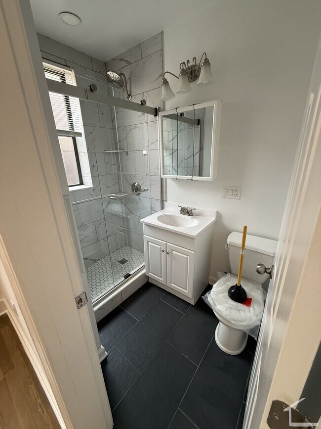 Building Photo - Check out this 1 bed 1 bath in Fenway