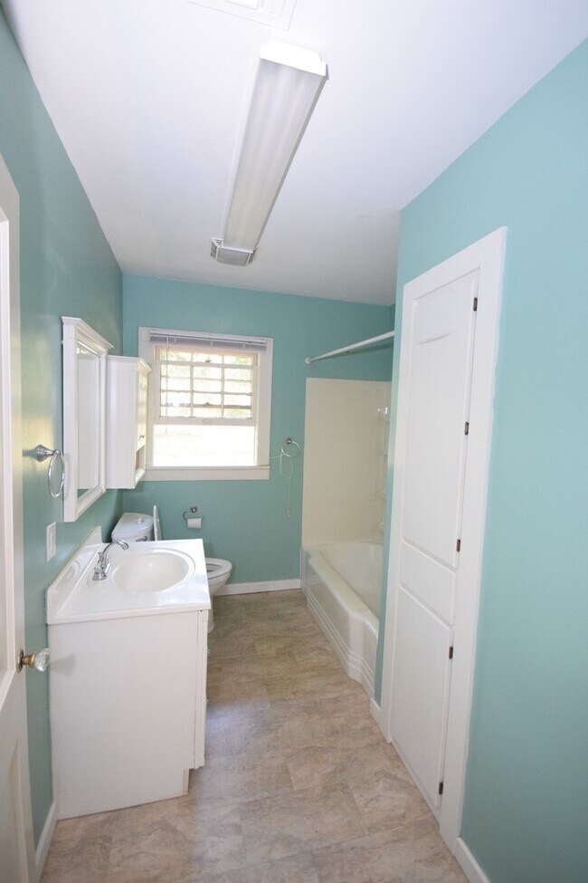 Building Photo - 3 Bed 2 Bath with Large Backyard Close to ...