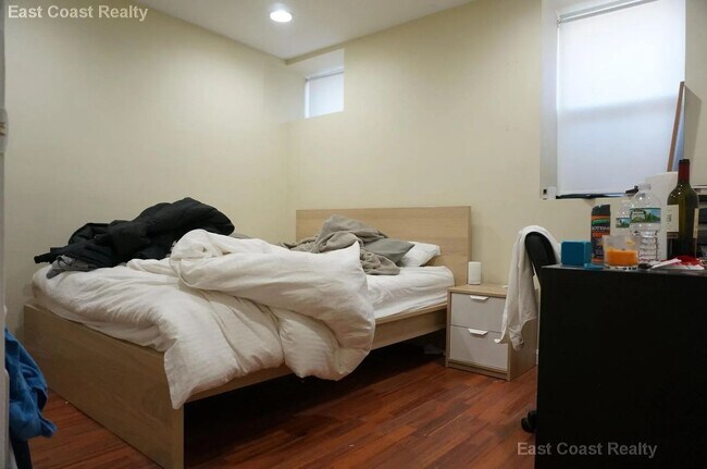 Building Photo - 3 bed + 2 bath Duplex