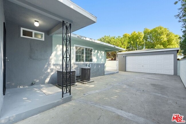 Building Photo - 11004 Mansel Ave