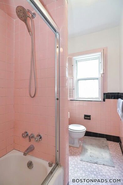 Building Photo - 923 Beacon St