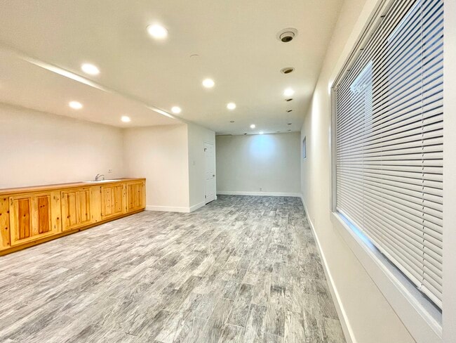 Building Photo - 3869 McLaughlin Ave