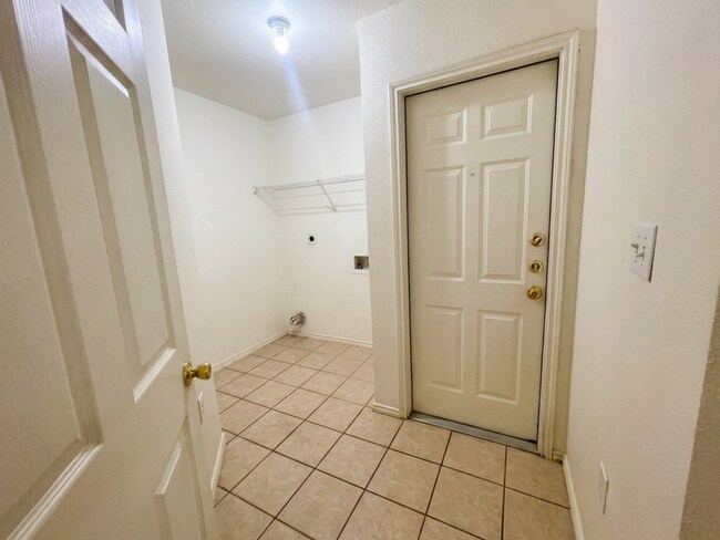 Building Photo - Kamary Lane-15418-15420