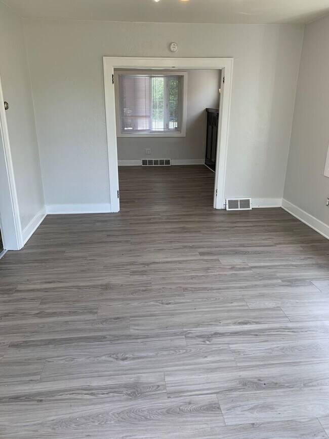 Building Photo - 3 bedroom 1 bath deck and yard
