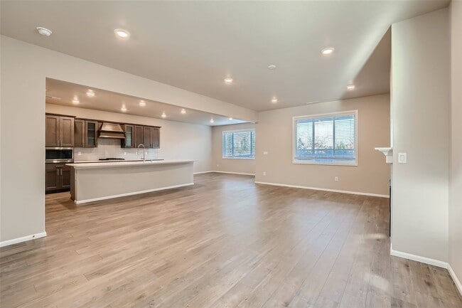 Building Photo - Stunning design and spacious floor plan nestled in the amazing Tahoma Ridge neighborhood.