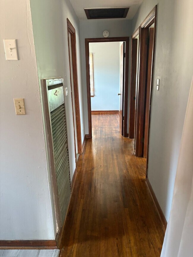 Building Photo - 3 Bedrooms and 1 Bathroom - MOVE-IN SPECIAL: $200 off first months rent