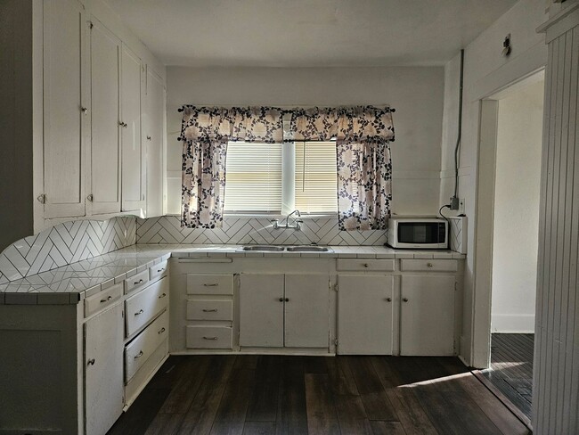 Building Photo - 1964 Gaston St