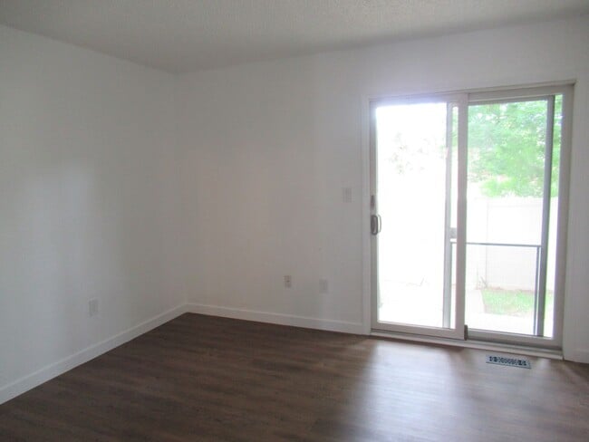 Building Photo - Adorable 1 bedroom with W/D