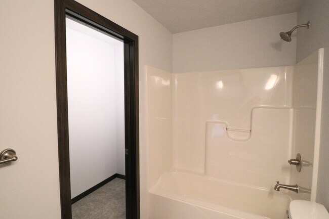 Building Photo - Amazing 4 Bedroom 3.5 Bathroom Townhome in Sioux Falls