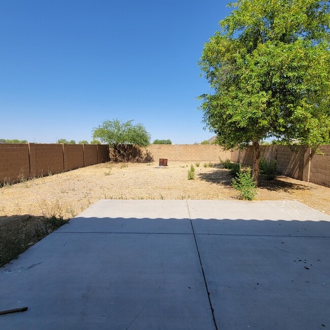 Building Photo - 2982 N Daisy Dr