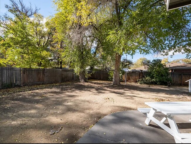 Building Photo - Beautiful, Spacious 3B/2.5Bath Single Family Home