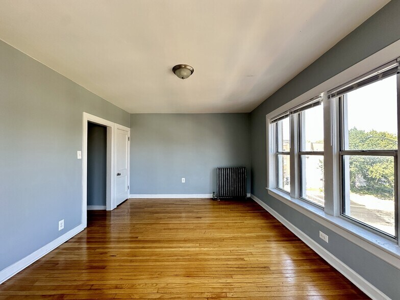 Building Photo - 5662 N Ridge Ave