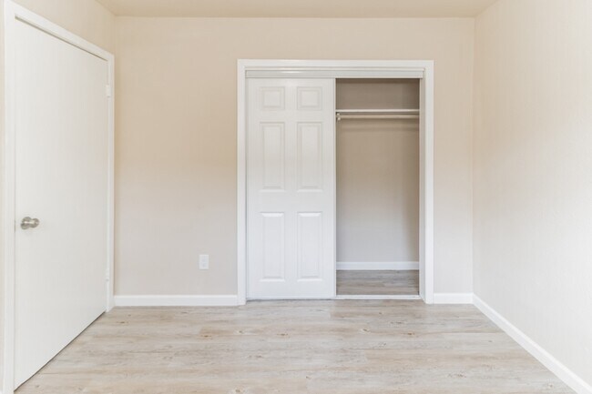 Building Photo - 6815 Beachwood St