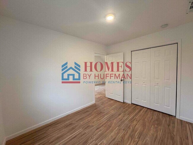 Building Photo - One Bedroom | Upstairs Unit