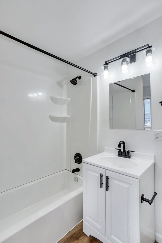 Building Photo - 2 bed 2 bath - great location, off street ...