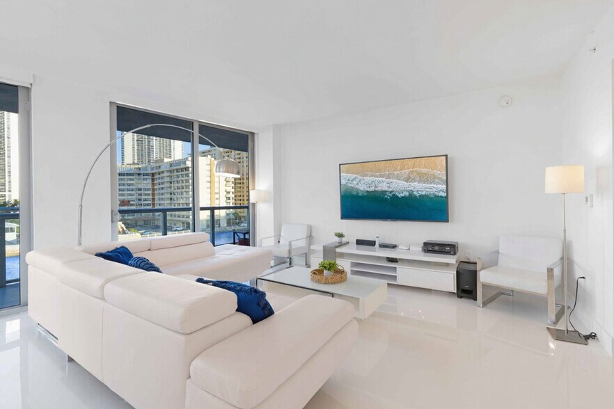 Building Photo - 2602 E Hallandale Beach Blvd