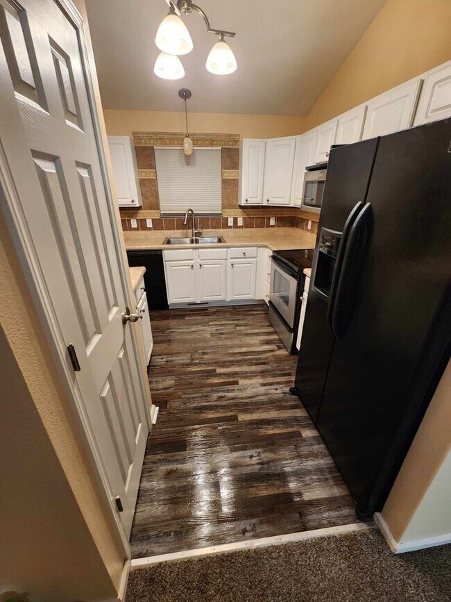 Building Photo - Spacious Three Bedroom!