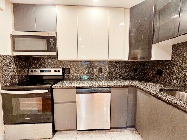 Building Photo - 1803 Beacon St