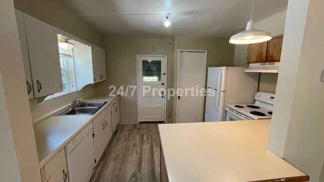 Building Photo - Nostalgic 2 BD | 2 BA House w/ Large Backy...