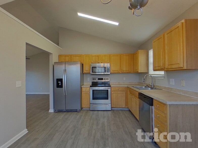 Building Photo - 255 Legend Oaks Dr