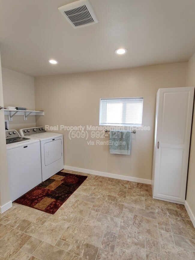 Building Photo - 44102 Dimmick Rd