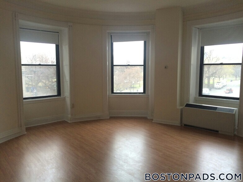 Building Photo - 62 Boylston St