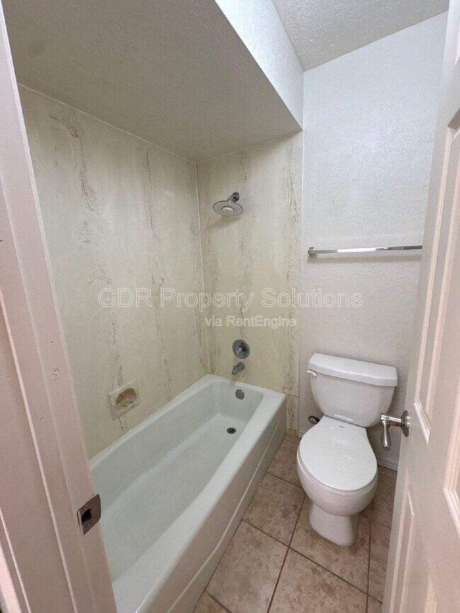 Building Photo - 5828 Elmwood Dr NE