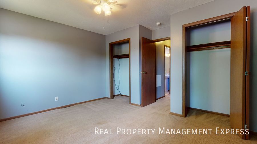 Building Photo - 3 Bed 2 Bath Duplex w/ Attached Garage